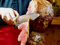 シュラスコの種類は関東でも最多の＜20種類＞。こだわりの「肉質」、肉の部位ごとに最適な「味」、専用マシーンによる最適な「焼き加減」、専属の焼き手による「カット」で提供。