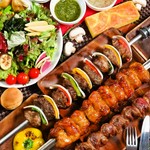 希少部位イチボやランプ、鶏肉豚、肉、ジューシーな焼き野菜、大人気の焼きパイナップルなどが全て食べ放題にてお楽しみいただけます。