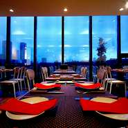 シュラスコランチ食べ飲み放題では15種類のシュラスコ食べ放題＋サイドメニュー（サラダ・ポンデケージョ・特製煮込みカレー）、80種類以上のスタンダード飲み放題付き！　昼宴会・デートなどでシュラスコランチ！