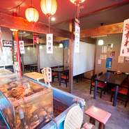 店内に設置された大きな生け簀は見ごたえ充分。生け簀の魚を捌いて刺身にしているので、鮮度も味も抜群です！　テーブル席なら目の前で活イカを捌いてもらえます。函館ならではの海の幸を存分に味わえるお店です。