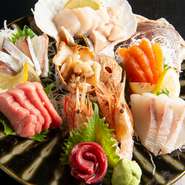 店内の生け簀を泳ぐ活魚を中心に捌いた『刺身盛り合わせ』。鮪はキハダマグロ、その他も北海道産を中心に、内容はその日の入荷次第で変わるので、何が出るかはお楽しみ。新鮮そのものの切り身と貝に大満足できます。