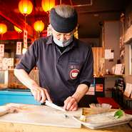 津軽海峡産などの活イカを、テーブル席なら目の前でまるごと捌いてもらえる、お店の看板メニュー！　とれたてならではのコリコリした目玉の食感や、足の踊り食いも楽しめます。函館流に生姜醤油で召し上がれ。