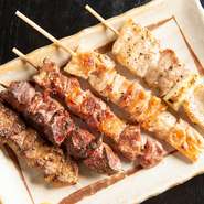 道産の豚を炭火で焼いた、お店のもう一つの看板メニュー。カシラ、ハツ、バラ、ホルモン、レバーの5種類の部位をまとめて堪能できるお得な一皿です。お好みでからしをつけて召し上がれ。