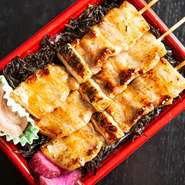 たっぷり敷き詰められた岩のりの上に、炭火で焼いた道産の豚肉が乗った、函館スタイルの焼とり弁当。大きな豚肉は食べごたえがあり、醤油ベースの甘じょっぱいタレと相性抜群です。生造り塩辛と一緒に召し上がれ。