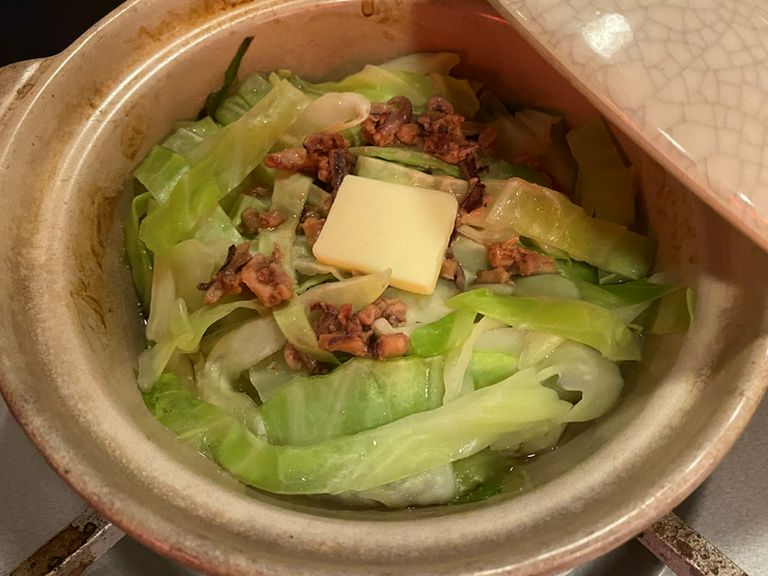 豪快に土鍋でつくる、ご当地・函館の味！『塩辛キャベツ』
