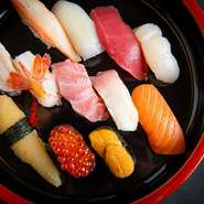 旬の豪華魚介類をおまかせで握ります！おみそ汁つきでなんと12貫！握りを堪能したいのなら、イチオシです。