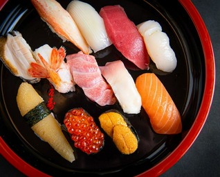 ［旬の豪華魚介類をおまかせで！］おまかせ寿し　12貫