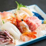 大将が目利きした一切妥協のない旬の新鮮魚介を地物を中心に盛り合わせ！函館、北海道の旬を十分に感じることができます。ボリューム感もあり、喜んで頂ける逸品です（1人前　2530円）