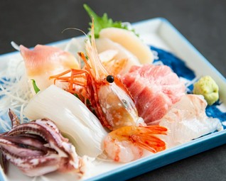 ［本日のおすすめを贅沢に盛り合わせ！］旬の刺盛り（1人前～）　