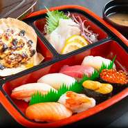 函館名物『いかそうめん』、当店人気の『かにみそ焼き』、旬の握りが8貫、そして、おみそ汁もついた充実ぶり！さかえ寿しイチオシのお得なセットです。