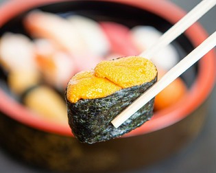 毎朝市場から仕入れる獲れたての魚介を使いながら握る【寿司】