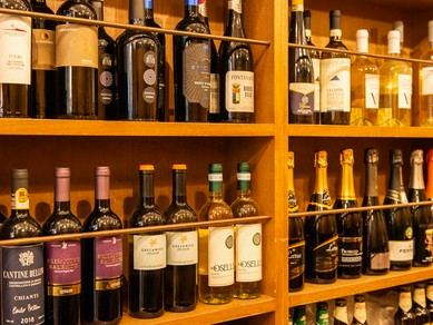 ワインはイタリア産。料理に合わせて種類も豊富