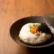 奥久慈卵と大和芋を使い、ふわふわとした食感に仕上げています。鶏肉には、名古屋コーチンと烏骨鶏をルーツにもつ栃木県産の地鶏を使用。凝縮された鶏肉の旨みを、じっくり堪能できます。