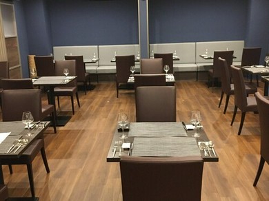 カジュアルで上品な店内