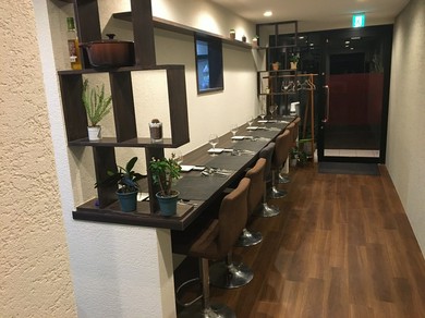カウンター席は一人飲みにも◎