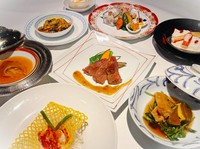 前菜盛り合わせ
フカヒレの姿煮込み
ロブスターのチリソース
あわびと牛アキレスの煮込み
ズワイガニの卵白炒め
黒毛和牛サーロインの沙茶ソース
特製ネギラーメンor鶏肉入りあんかけ炒飯
杏仁豆腐