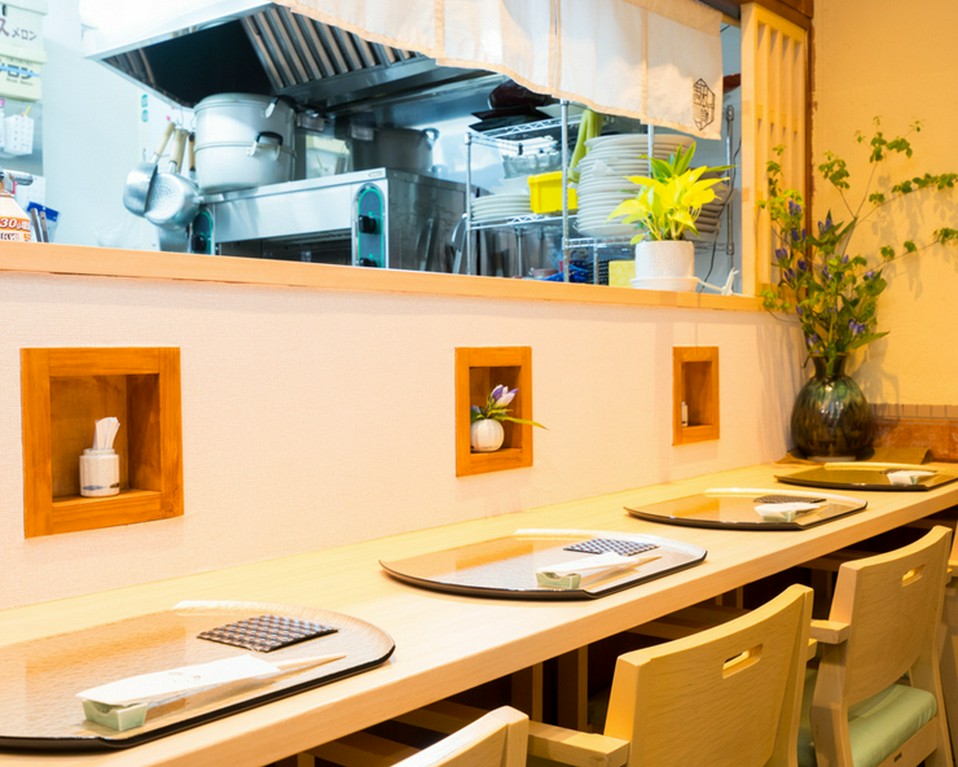 お一人様も歓迎。大将の調理技を間近にカウンター席で憩える