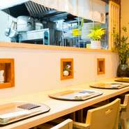 酒肴の愉しみにひたれるように、カウンター4席をゆったり配置。オープンな板場で、大将が魚の捌きや野菜細工の技を披露しながら、程好い距離感の会話でもてなします。名物の『煮穴子炙り焼き』もぜひ、ご賞味を!
