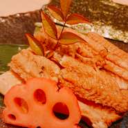 この皿を目当てに来店される方も多い、一番の名物。通常は入手困難な三陸産大穴子を独自ルートで仕入れ、パリッと焼いてから炙り、風味・食感とも頂点の旨さに。きゅうり・わさびを添え、海苔で巻いて召し上がれ!