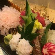 美味しさに加え、サプライズ感の高い盛り付けが評判。日本料理の究極の技である野菜の飾り切りが、驚きの繊細さと美しさ、楽しいアレンジで登場。お祝い事や記念日などの食事がいっそう華やぎを増します!