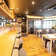 木目とグレーを基調にした、温もりあふれるオシャレな店内。仕事帰りに待ち合わせての食事デートなんていかが？地産地消も楽しめるので、観光で訪れた際の食事にもオススメです。