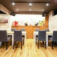 周囲を気にする必要のない完全個室も人気な【居楽屋　十三代目　七左ゑ門】。カラオケもついていて、ちょっとしたパーティもできます。個室利用を希望される際は早めの予約が良さそうです。