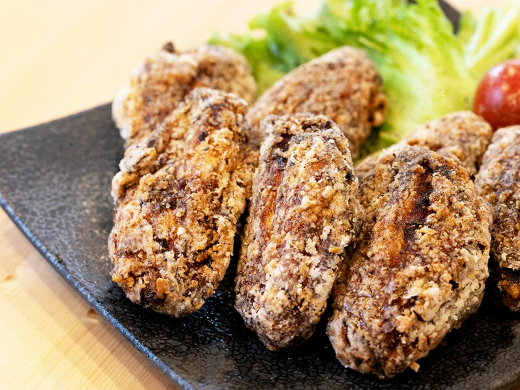 スパイシーでお酒が進む『しちざえもん　特製手羽先7本』