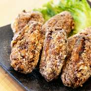 ピリッと効いた白胡椒が味の決め手。タレに漬け込み、片栗粉を薄くつけて揚げています。胡椒を控えめにすることもできるので、スパイシーな味わいが苦手な方は気軽に相談してみては。