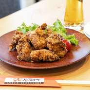 青森県産のりんご醤油とニンニクで味付け。衣には片栗粉と県産米粉を使い、外はサクッ中はジューシーに仕上げています。ムネとモモをミックスして盛り付けられており、味の違いも楽しめます。