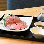 「田子牛」を堪能できる逸品。低温調理で時間をかけてじっくり調理されています。りんご酢を使ったオリジナルソースもしくはわさび醤油をつけて召し上がれ。※ハーフサイズもあります