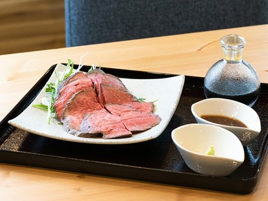 とろけるような食感の『しちざえもん　田子牛のローストビーフ』