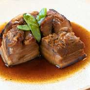 下茹でから完成まで約5時間。丹精こめて仕上げました。味の決め手はりんご醤油の優しい風味と肉の甘さ。ご飯と一緒に食べたくなる一品です。