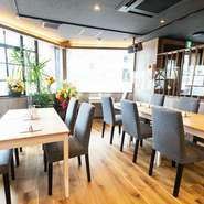 木目とグレーを基調にしたオシャレな店内。完全個室を完備しているのも嬉しいポイントです。家族での食事や友人との集まりなど、それぞれのシーンに合わせて使えるので、老若男女問わず利用できます。