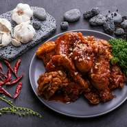 鶏むね肉をカラッと揚げて、甘辛いソースと絡めた一品。子どもから大人の方まで食べやすく、人気の味付けになっています。骨なしは5or10ピース、骨付きは半羽or1羽から選べます。