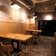 和モダンでまとめられた店内はオシャレで上品な雰囲気。ゆったりと落ち着いた食のひとときが楽しめます。ライブ感を楽しめるカウンター席や気心知れた友人とテーブル席をご用意しています。