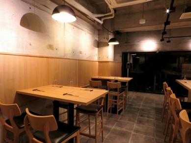 上品で落ち着いた雰囲気の和モダンな店内