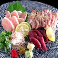 その日の朝に処理されたばかりの新鮮な熊本産の朝引き鶏と、紀州備長炭または大分産の備長炭を使用しています。高品質な食材が最高のパフォーマンスで味わえます。