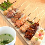 その日の朝に処理されたばかりの新鮮な朝引き鶏と最高級紀州備長炭を使った本格炭火焼き。
絶妙な火加減で仕上げる職人技をご堪能ください。

写真は参考例です。時期や仕入れによって内容が変わる場合がございます