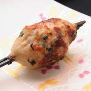 豚バラ肉を混ぜ、コクを増した新鮮な朝引き鶏のミンチに、大葉と干しシイタケを加え香りと食感をアップさせた一番人気の1本。肉の旨さをより引き立てる厳選の塩5種類をブレンドした特製塩でさっぱりと。
