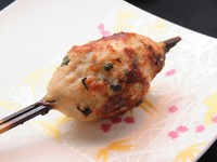 大葉の香りと豚脂のコクがたまらない『しそつくね串』