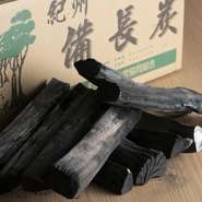 備長炭の最高峰といわれる最高級【紀州備長炭】を使用。こだわり抜いて仕上げる一串一串は必食の逸品。