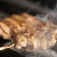 その日の朝に処理されたばかりの新鮮な朝引き鶏と紀州・豊後備長炭を使った本格炭火焼きが楽しめる