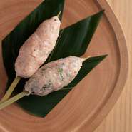 豚バラのミンチを混ぜ、コクを増した『つくね』。赤ワインを効かせた肉の甘さと食欲をそそる自家製ニンニクダレが絶妙に絡み、たまらないおいしさ。大葉の香りも爽やかな『しそつくね』は塩でさっぱりと。