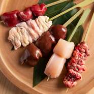 その日の朝に〆たばかりの新鮮な朝引き鶏。新鮮だからこそ提供できる『鳥刺し』もメニューに用意しています。