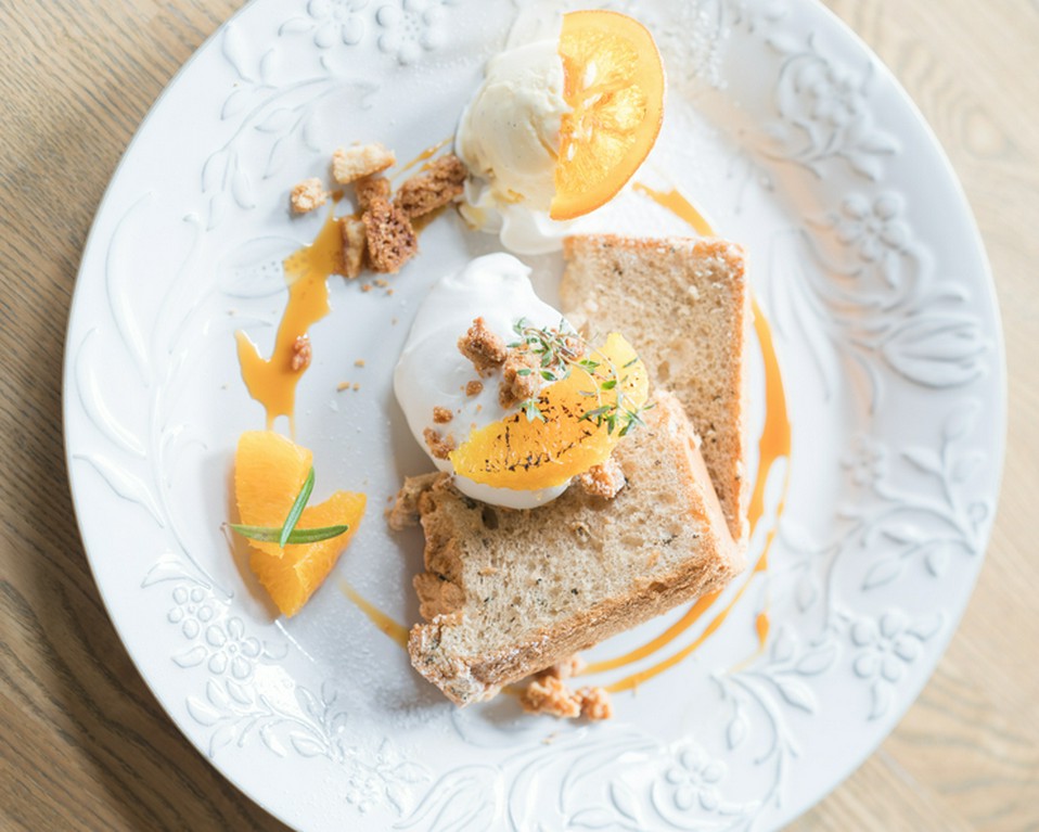 季節のケーキ。写真はオレンジシフォンケーキ