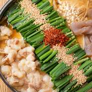 店の看板メニューに使用する「和牛もつ」やニラ・キャベツなど野菜、料理の味を決める「ゑびす醤油」に至るまで、九州産にこだわるこちらのお店。こだわりの逸品にあわせるお酒類も九州の銘柄が充実しています。