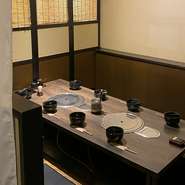 【もつ鍋　陽こう】の客席は、このエリアでは珍しい全席個室（または半個室）。大切な人をもてなす場にも、特別な日のデートにもぴったり。落ち着いた雰囲気の中で、おいしい料理とお酒を心ゆくまで楽しめます。