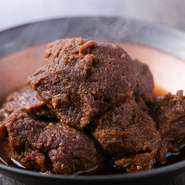 厳選した和牛のほほ肉を8時間かけてじっくり煮込んだ一品です。甘口の醤油で味付けされたほほ肉は、ほろほろと崩れるほどやわらか。手間暇かけた逸品は、お酒にも白いご飯にもぴったりです。