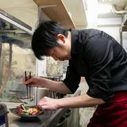 「愛情を込めてつくれば、料理の味が変わる」と話す稲永さんは、和食や洋食など幅広く経験を積んだ料理人。手間暇かけた料理ともてなしの心で訪れるゲストを迎えます。