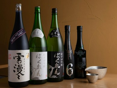 全国から仕入れる季節の酒や、なかなか出合えない限定酒を用意